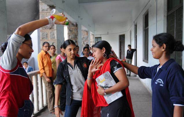 කොල්ලගේ ශිෂ්ණය අල්ලන්න කෙල්ලන්ට දෙන කැළණි සරසවියේ ගෝත්‍රික නවක වදයේ ඇත්ත මෙන්න…