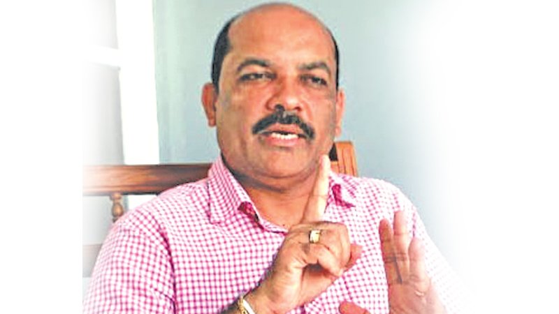 වෙරි පිට ආ රංගේ බණ්ඩාරගේ පුතා රජයේ කැබ්රියක ගොස් නිවසක් කුඩු කරයි (වීඩියෝ)