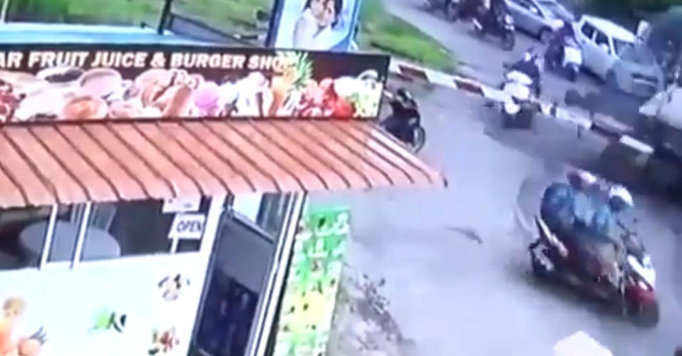 තත්පරයක් ඉවසන්න බැරි කමින් ජීවිතය අහිමි කර ගත් හැටි – කඳානම හැඬවූ යතුරුපැදි අනතුර (Video)