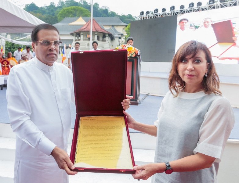 ජනපති මෛත්‍රී ත්‍රිපිටකය ලෝක උරුමයක් කිරීමට අදාළ යෝජනාව යුනෙස්කෝවට බාරදෙයි