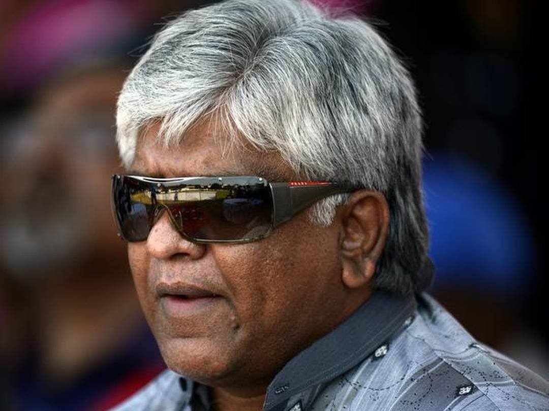 රණතුංග සහ සහෝදර සමාගමේ ඔත්තුකාරයා කණ්ඩායමට ඇතුලත් නොවීමෙන් අර්ජුන කිපෙයි; යන එන පන්සලක්, හන්දියක් ගානේ අපේ ටීම් එකට ශාප කරයි