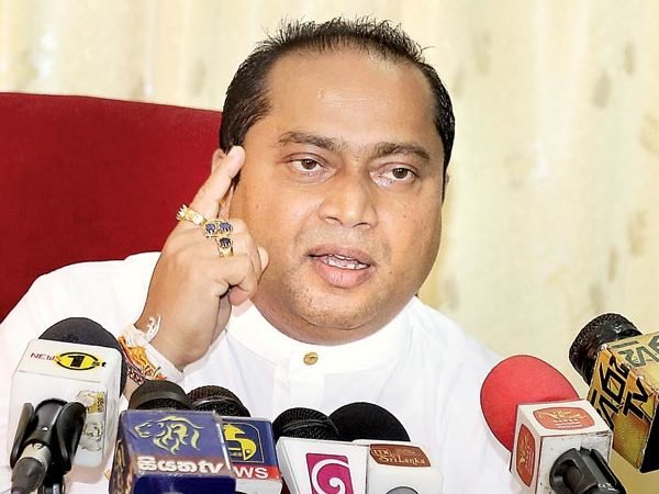තොටගමුවේ රාහුල හිමිගෙ නමක් මම අහලත් නෑ.. ඉසුර කියා නම දැම්මේ මං එපා කියද්දි.. ඉසුර අමුතුම කතාවක් කියයි