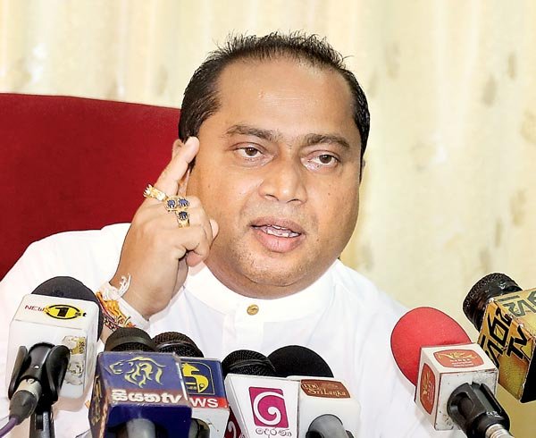 තොටගමුවේ රාහුල හිමිගෙ නමක් මම අහලත් නෑ.. ඉසුර කියා නම දැම්මේ මං එපා කියද්දි.. ඉසුර අමුතුම කතාවක් කියයි