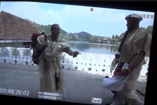 සුද්දන්ට රජ ඇදුම් අන්දවා දලදා මාලිගාව ඉදිරියේ සමලිංගික ජවනිකා රඟන්න ගොස් වැඩ වරදී..(Video)