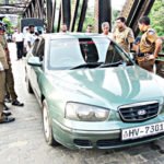 කොණ්‌ඩය කපන්න ගියටිකට කාර් එකේ දොර කඩා බැංකුවෙන් ගත් ලක්‍ෂ 10ය උස්සලා!