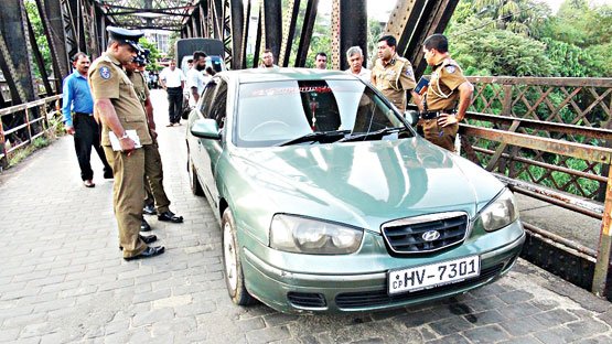 කොණ්‌ඩය කපන්න ගියටිකට කාර් එකේ දොර කඩා බැංකුවෙන් ගත් ලක්‍ෂ 10ය උස්සලා!