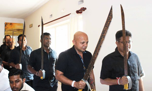 පිළිගන්න අකමැති වුවත් ඇත්තම කථාව.. මුස්ලිම් ගෙදරක පමණක් නොව සිංහල ගෙදරකද කඩුවක් තිබීම සාමාන්‍ය දෙයක් (Video)