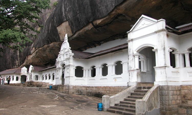 ලඟම දායකයෙක් දඹුලු නාහිමිගෙන් කෝටි 10ක කප්පමක් ගන්න ගහපු ගේම (වීඩියෝ)