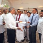 මහින්ද, රනිල් එක්ක ආතල් එකේ Chat එකක් දාන ගමන්, රතන හිමිව Bite එකට ගත්ත හැටි (වීඩියෝ)