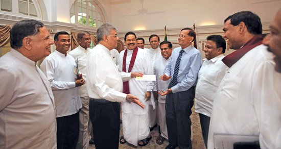 මහින්ද, රනිල් එක්ක ආතල් එකේ Chat එකක් දාන ගමන්, රතන හිමිව Bite එකට ගත්ත හැටි (වීඩියෝ)