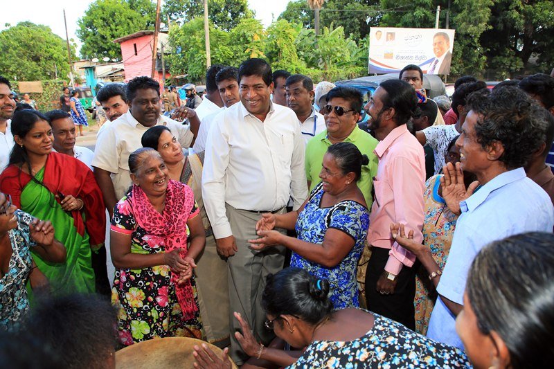 වසර ගණනාවක පටන් පැවති ප්‍රශ්නයකට ඇමති රවී දුන් මානුෂීය විසදුම මෙන්න (වීඩියෝ)