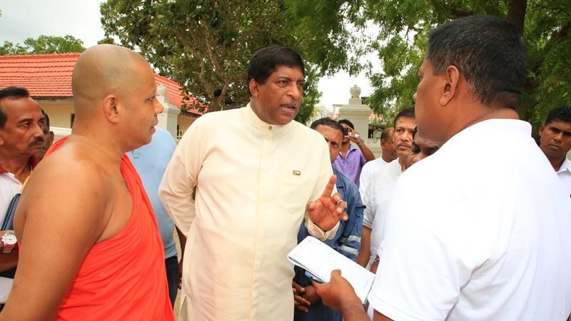 වසර 49 කින් කිසිවෙකුත් නවීකරණයට නොකළ කිරිවෙහෙරේ ආලෝකකරණය ඇමති රවී අලුත්වැඩියා කරයි! මහා සංඝරත්නය ඇතුළු නිළමේවරු රවීට පින් දෙති (වීඩියෝ)