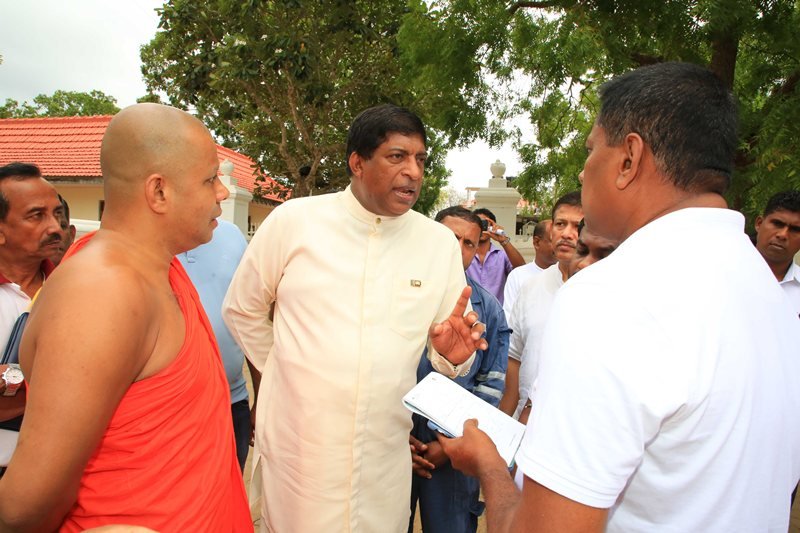 වසර 49 කින් කිසිවෙකුත් නවීකරණයට නොකළ කිරිවෙහෙරේ ආලෝකකරණය ඇමති රවී අලුත්වැඩියා කරයි! මහා සංඝරත්නය ඇතුළු නිළමේවරු රවීට පින් දෙති (වීඩියෝ)