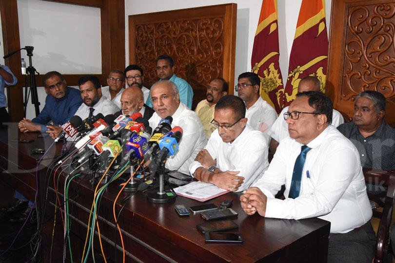 පොර ටෝක් දීලා ගෙදර ගිය මුස්ලිම් ඇමතිලා යළි ඇමතිකම් ඉල්ලමින් සිඟමනේ..