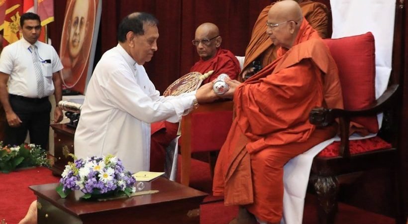එජාපයේ ජනාධිපති අපේක්ෂකත්වය සඳහා වඩාත්ම සුදුසු කෙනා කරූ ජයසුරියයි – මහා සංඝරත්නයෙන් බලවත් ඉල්ලීමක්