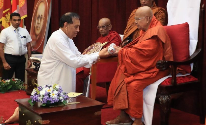 එජාපයේ ජනාධිපති අපේක්ෂකත්වය සඳහා වඩාත්ම සුදුසු කෙනා කරූ ජයසුරියයි – මහා සංඝරත්නයෙන් බලවත් ඉල්ලීමක්