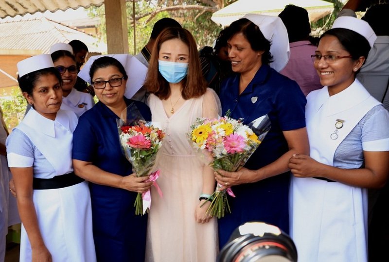 කොවිඩ් 19 වැළඳී රෝහල්ගතව ප්රතිකාර ලද චීන කාන්තාව රෝහලින් පිටව යයි