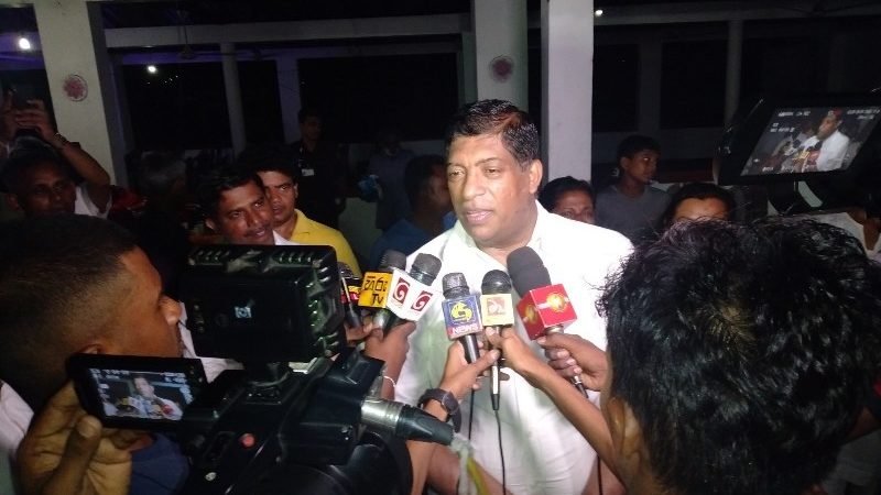 ඔය නට් එකක් පැන්නා කියලා මැෂිමක් නතර වෙන්නේ නෑනේ..