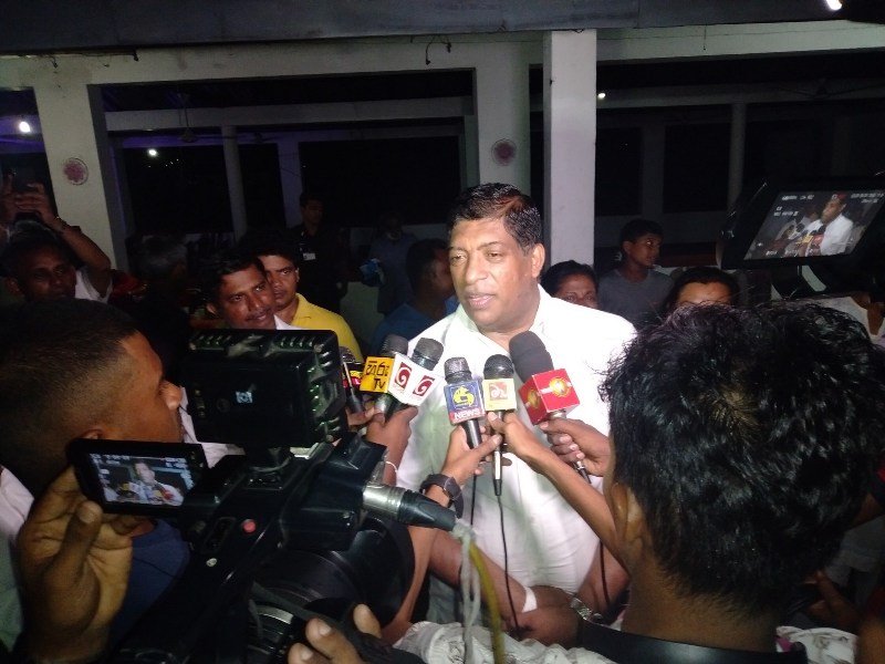 ඔය නට් එකක් පැන්නා කියලා මැෂිමක් නතර වෙන්නේ නෑනේ..