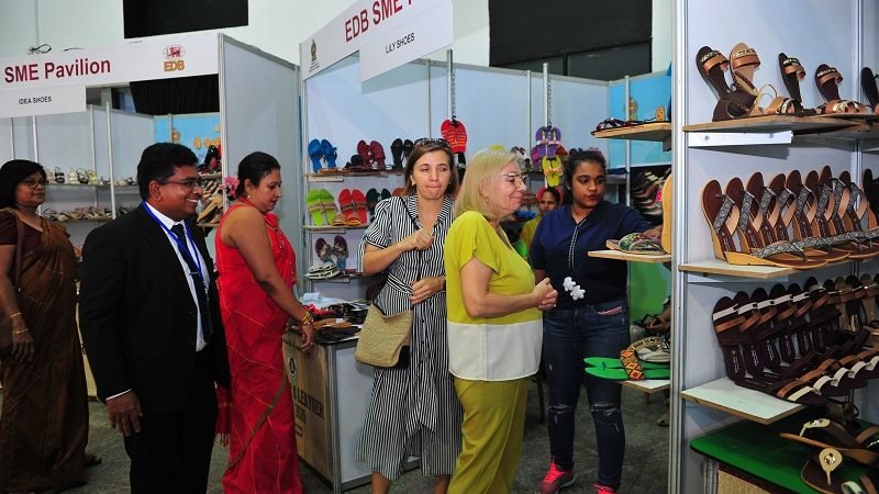 පාවහන් හා සම්භාණ්ඩ නිෂ්පාදන ව්‍යවසායකයන්ට EDB අතහිත