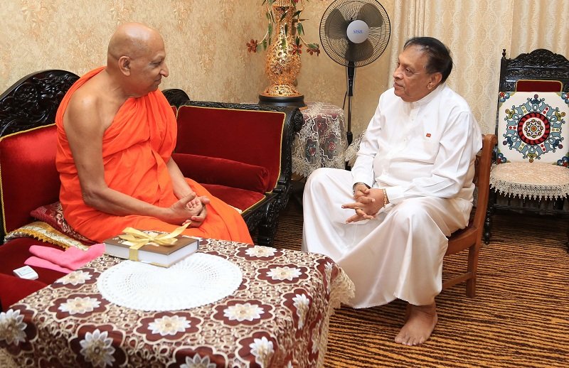 තම චරිතාදානය මහ නාහිමිවරුන් පිළිගන්වමින් කරුගෙන් හෙළි දරව්වක්