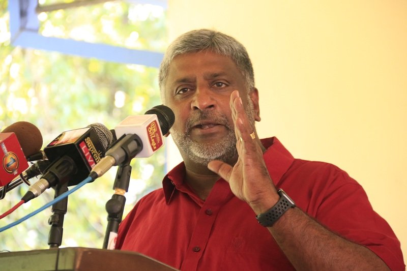 මෛත‍්‍රීගේ ‘පඹ සභාපතිකමටත්’ ඇමති ප‍්‍රසන්න දෙහි කපයි