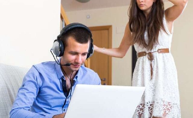 සැමියා හෝ පෙම්වතා Sex Film බලනවා නම් ? මෙන්න උත්තරේ