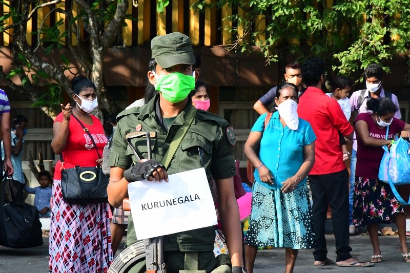 කටුනායක සිර වී සිටි සේවක සේවිකාවෝ හමුදා සහායෙන් ගම්බිම්වලට