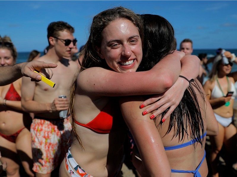 Covid 19 World Hot News: ඇමෙරිකාවේ කෙල්ලේ – කොල්ලේ කොරෝනාට වැල්ලේ සැප ගනිති