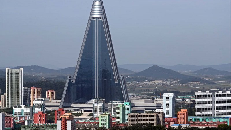 චණ්ඩි උතුරු කොරියාවේ ‘බංකලොත්කම’ Ryugyong Hotel