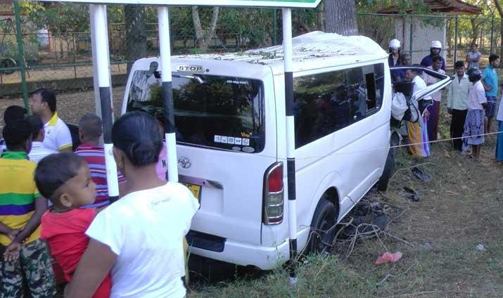 කතරගම වන්දනාවේ ගිය වෑන් රථය පළු ගසක ගැටී 6ක් මරු තුරුළට ගිය හැටි (Video)