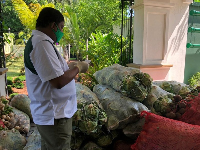 රවී ‌ගෙදර ඉඳන් කන්න ‌දෙන්න‌ෙ කාටද?