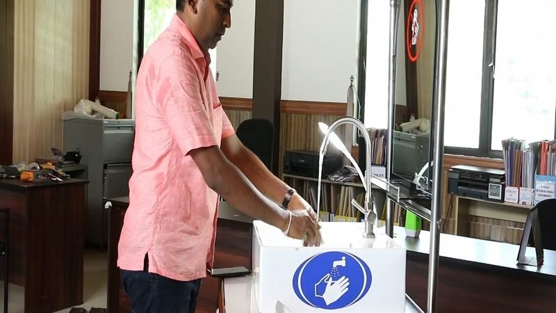 කොරෝනා වසංගතයෙන් ආරක්ෂා වෙන්න ස්වයංක්‍රීය දෑත් පිරිසිදුකරණයක් හදුන්වා දෙයි
