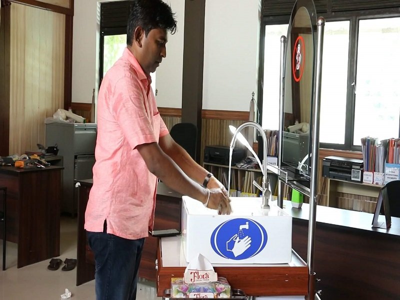 කොරෝනා වසංගතයෙන් ආරක්ෂා වෙන්න ස්වයංක්‍රීය දෑත් පිරිසිදුකරණයක් හදුන්වා දෙයි