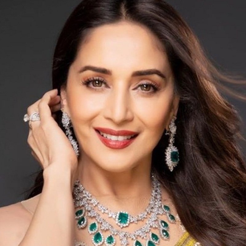 මධුරි ඩික්සිත්ගේ සිනමා ජීවිතයේ අමරණීය සිහිවටන 17ක් එළියට !