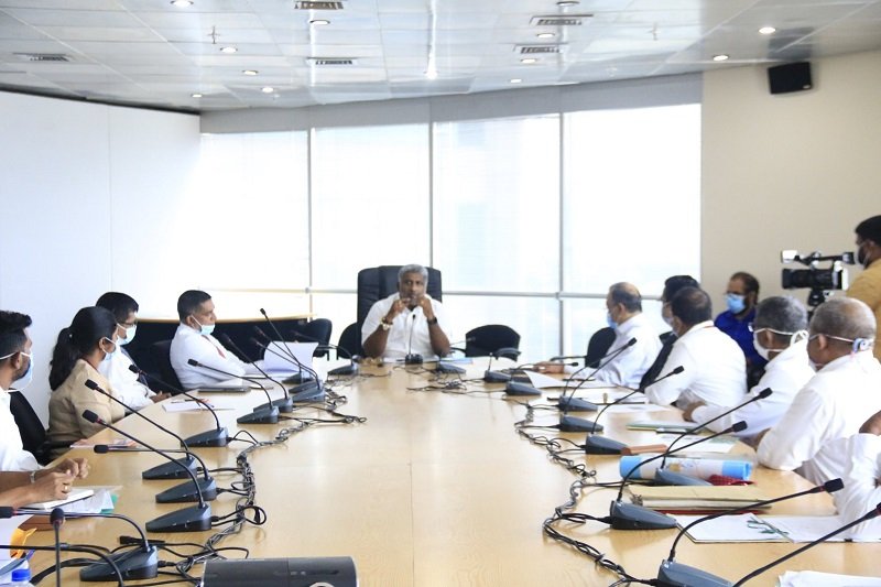 කොරෝනා නිසා කිසිදු සේවකයෙකුගේ රැකියාව අහිමිවීමට ඉඩ දෙන්නෑ – ඇමැති ප්‍රසන්න