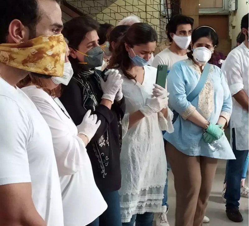 රිෂී කපූර්ගේ අවමගංල්‍ය උත්සවයට පැමිණි බොලිවුඩ් සුපිරි තරු මෙන්න…