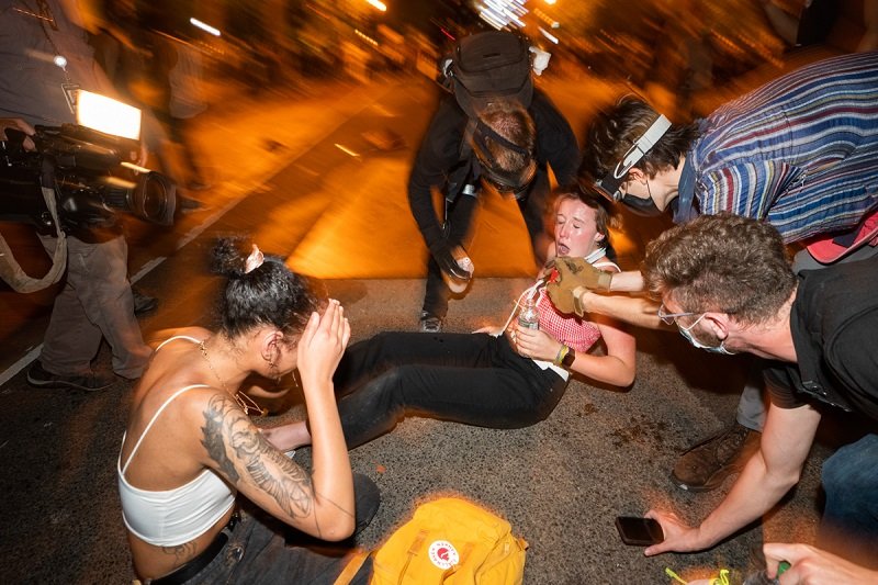 ට්රම්ප් කොරහත් බිද ගෙන යන්න හදයි – සුදු – කලු ජනතාව එකාවන්ව වීදි බවයි