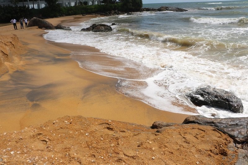 ගල්කිස්ස වෙරළ ගොඩකළ සල්ලිවලින් කොමිස් ගියේ කාගේ සාක්කුවටද ?