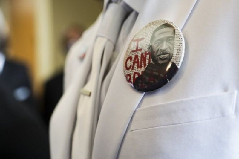 ඇමෙරිකානු දේශපාලනය උඩුයටිකුරු කරමින් ‘ජෝර්ජ් ෆ්ලොයිඩ්’ සමුගනී