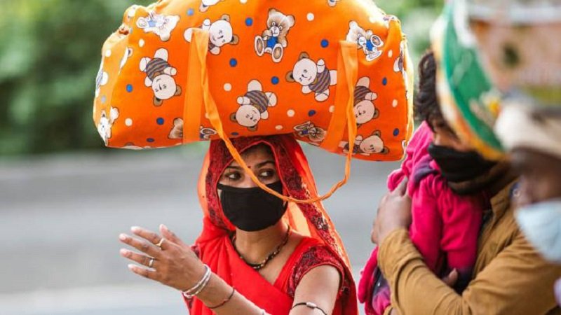 ඉන්දියාවේ කොවිඩ් දෙවැනි රැල්ල බිහිසුණු ලෙස පුපුරයි රෝහල් පිරී යයි – ජනයා ඖෂධ සොයා කළු කඩ පීරති