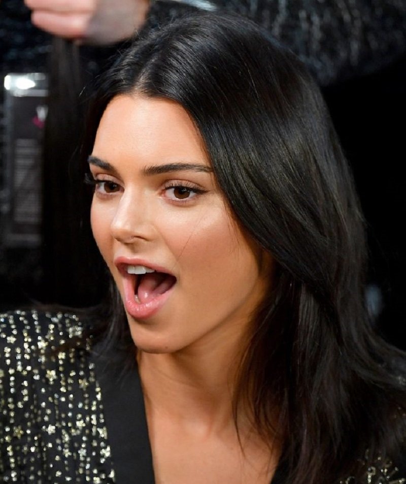 වීදි විලාසිතා ලෝකයේ සුපිරි තරුව Kendall Jennerගේ මෙතෙක් ඔබ නුදුටු උණුසුම්ම විලාසිතා එකතුව මෙන්න !