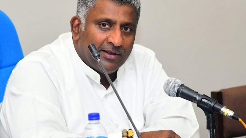 සංචාරකයන්ට නවාතැන් ගත හැක්කේ  අධිකාරියේ ලියාපදිංචි හෝටල්වල පමණයි