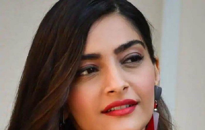 සෝනම් කපූර්ගේ ‘අලුත්ම කොණ්ඩා මෝස්තර 20ක්’