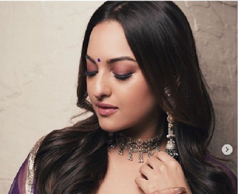 බොලිවුඩ් සුරූපිනියන් හැඩකළ ‘සුන්දර සාරි විලාසිතා’ 12කින් හැඩවෙන්න කැමතිද ?