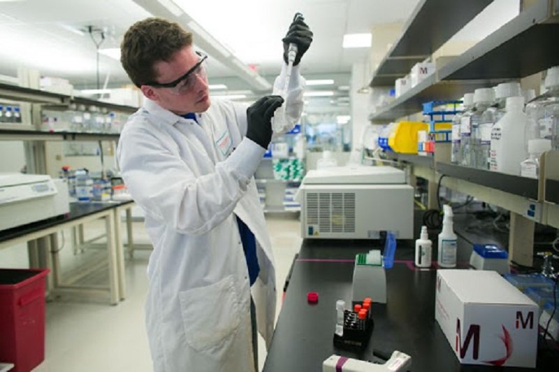 ද. ආසියානුවන් පිස්සු කෙළියි – බි‍්‍රතාන්‍යයේ කොවිඩ් එන්නත්කරණ වැඩසටහන අවුලක