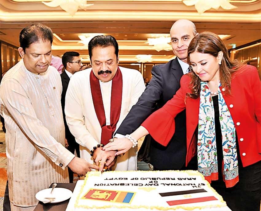 මහින්දගේ සුරතලාගේ පොරටෝක් නිසා අනාථවුන ගාල්ලේ පොහොට්ටුවෝ