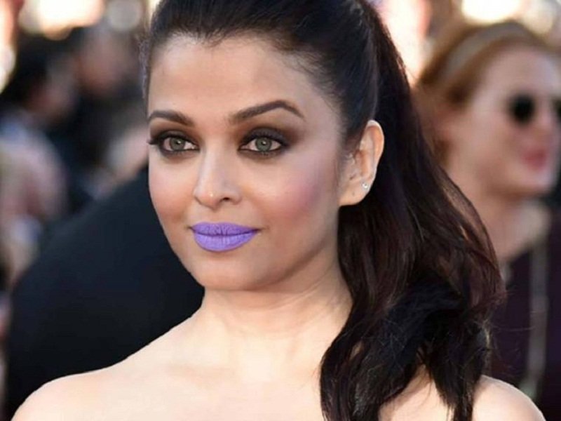 බොලිවුඞ් සුපිරි තරුවල අසාමාන්‍ය lipstick shades විලාසිතා