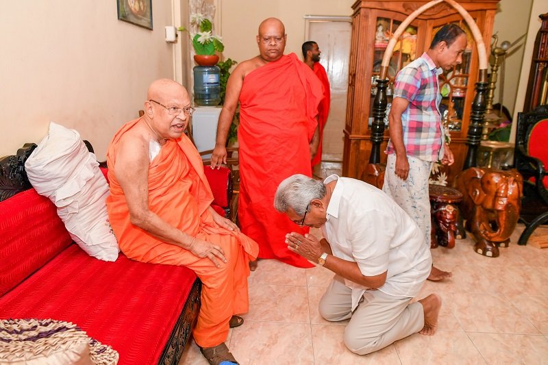 ජනපති මහා නාහිමිවරුන් සිවුදෙනෙක් දෙනෙක් බැහැ දකී