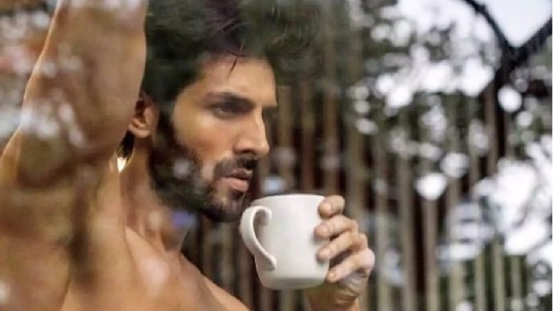 ‘කාර්තික් ආර්යන්’ නිරෝගී – කඩවසම් සිරුරක් සඳහා අත්‍යවශ්‍ය කරුණු 04ක් හෙළි කරයි